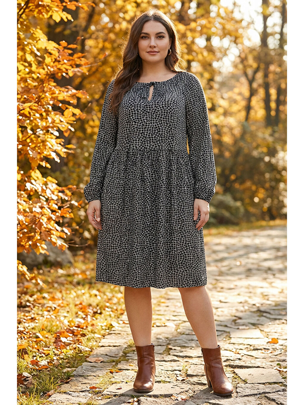 Siyah Büyük Beden Yaka Detaylı Uzun Kollu Soyut Desenli Midi Elbise 100-74