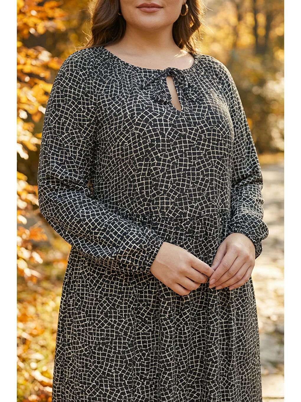 Siyah Büyük Beden Yaka Detaylı Uzun Kollu Soyut Desenli Midi Elbise 100-74-1