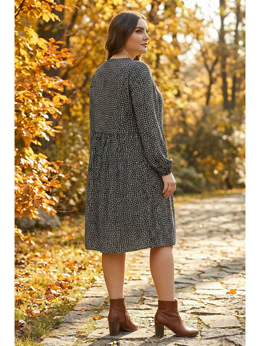 Siyah Büyük Beden Yaka Detaylı Uzun Kollu Soyut Desenli Midi Elbise 100-74-3