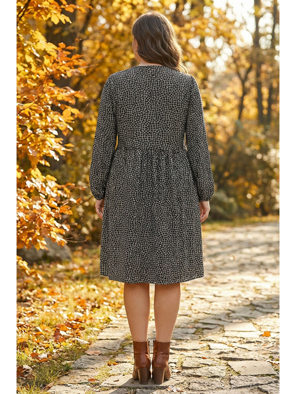 Siyah Büyük Beden Yaka Detaylı Uzun Kollu Soyut Desenli Midi Elbise 100-74-4