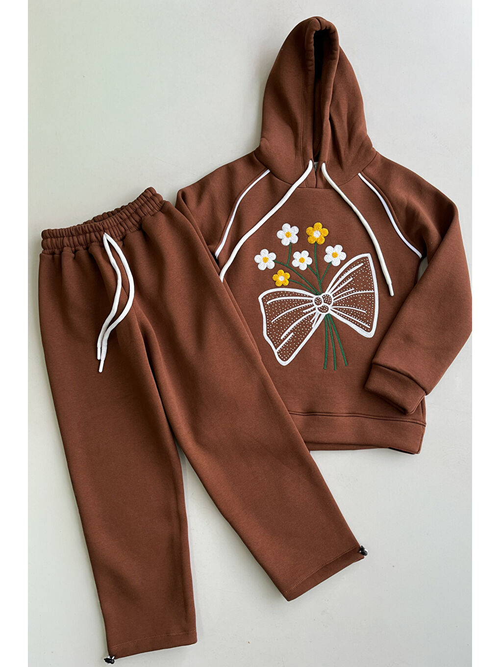 Kahverengi Kız Çocuk 3 iplik Kapüşonlu Nakış ve Taş Baskılı Paça Sıkma Aparatlı Alt-Üst Takım 12310