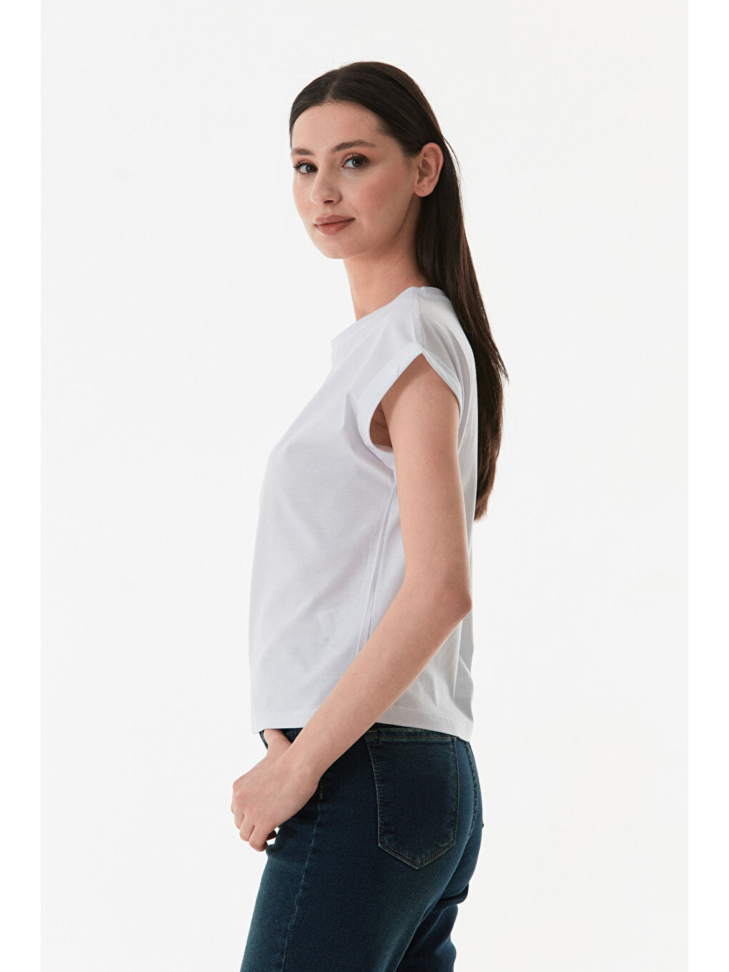 Beyaz B Harf Nakışlı Tişört-4