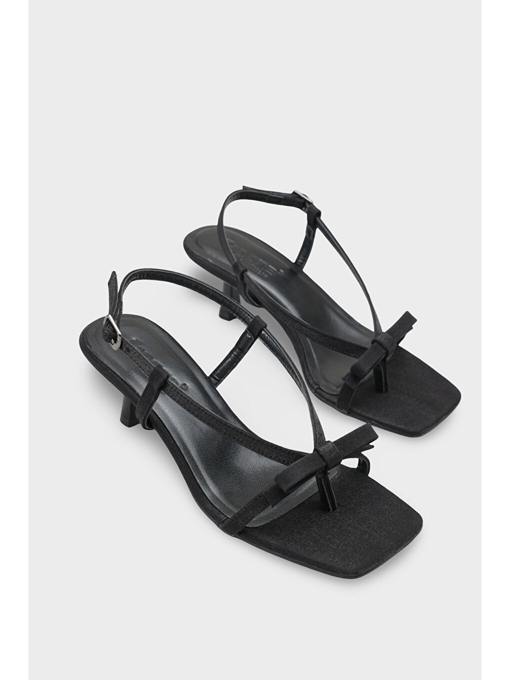 Siyah Lacey Saten Orta Topuklu Küt Burunlu Kadın Sandalet-1
