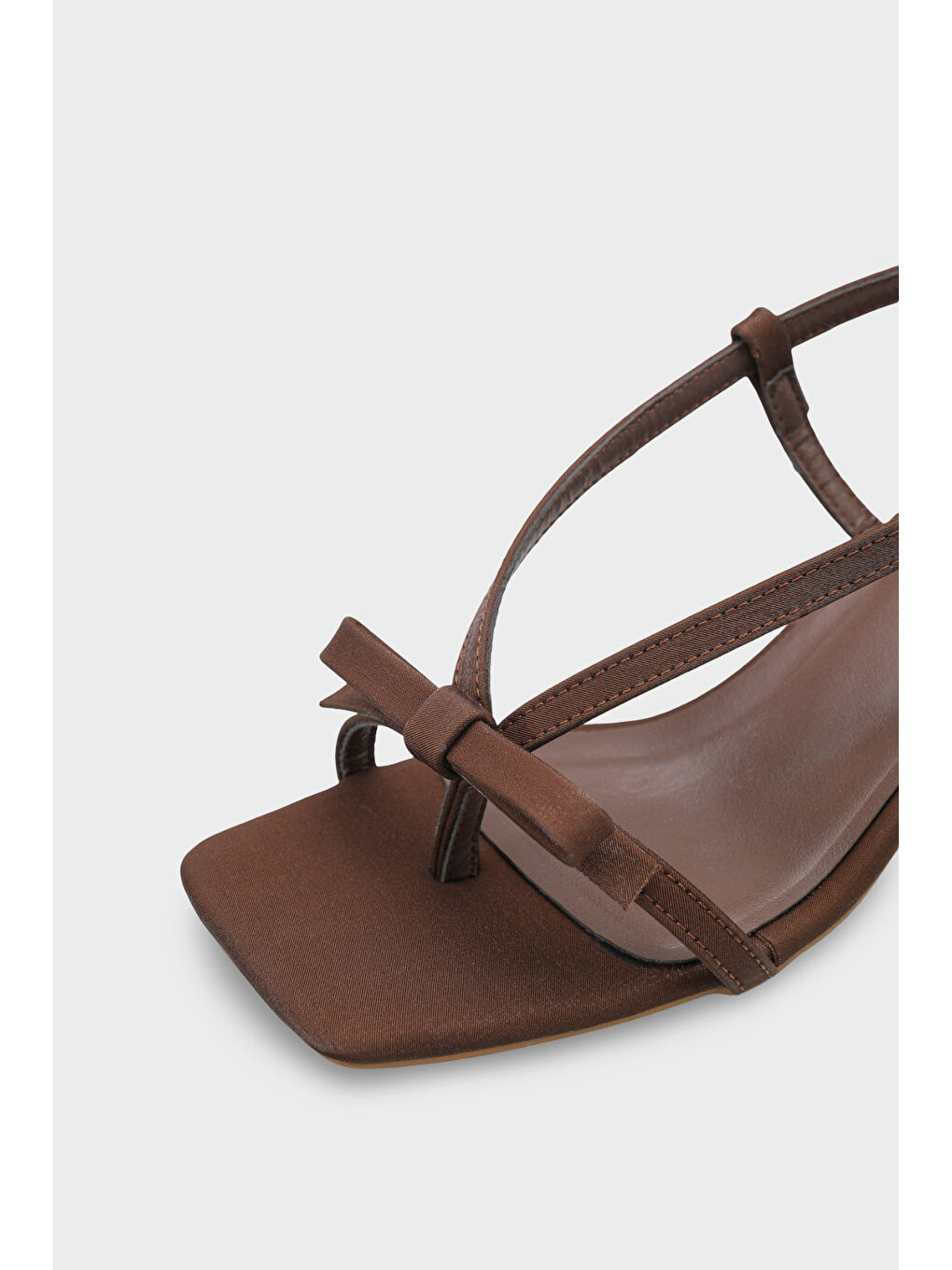 Kahverengi Lacey Saten Orta Topuklu Küt Burunlu Kadın Sandalet-2