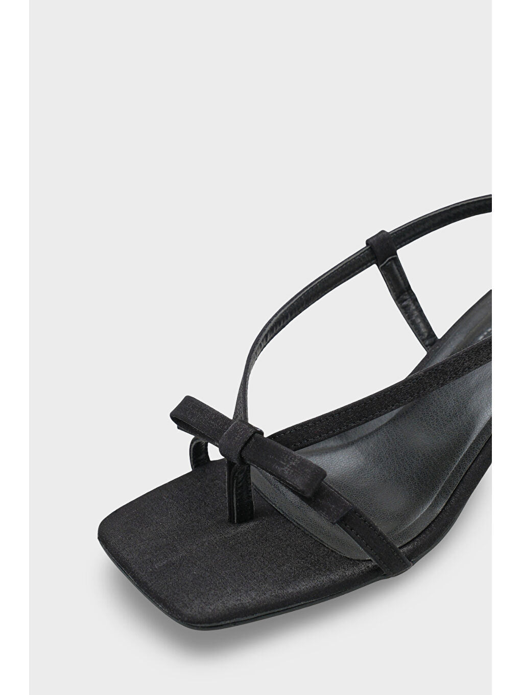 Siyah Lacey Saten Orta Topuklu Küt Burunlu Kadın Sandalet-2