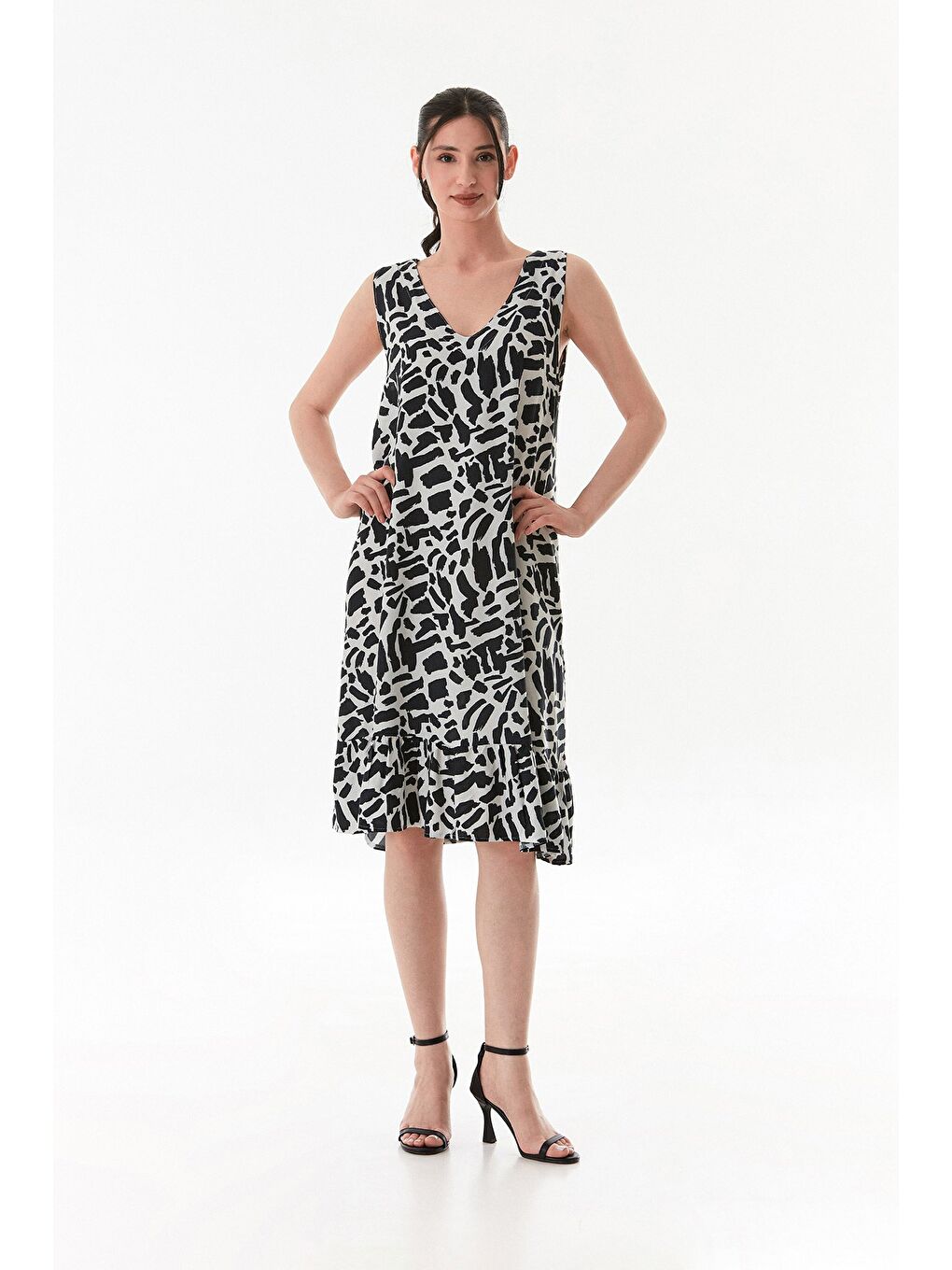 Siyah Desenli V Yaka Eteği Fırfırlı Elbise-1