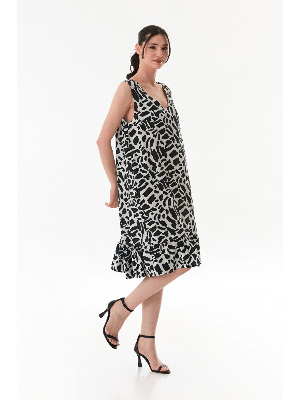 Siyah Desenli V Yaka Eteği Fırfırlı Elbise-2