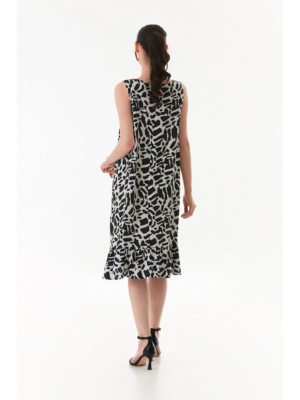 Siyah Desenli V Yaka Eteği Fırfırlı Elbise-3