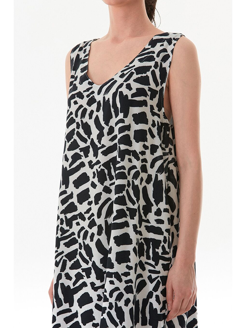 Siyah Desenli V Yaka Eteği Fırfırlı Elbise-4