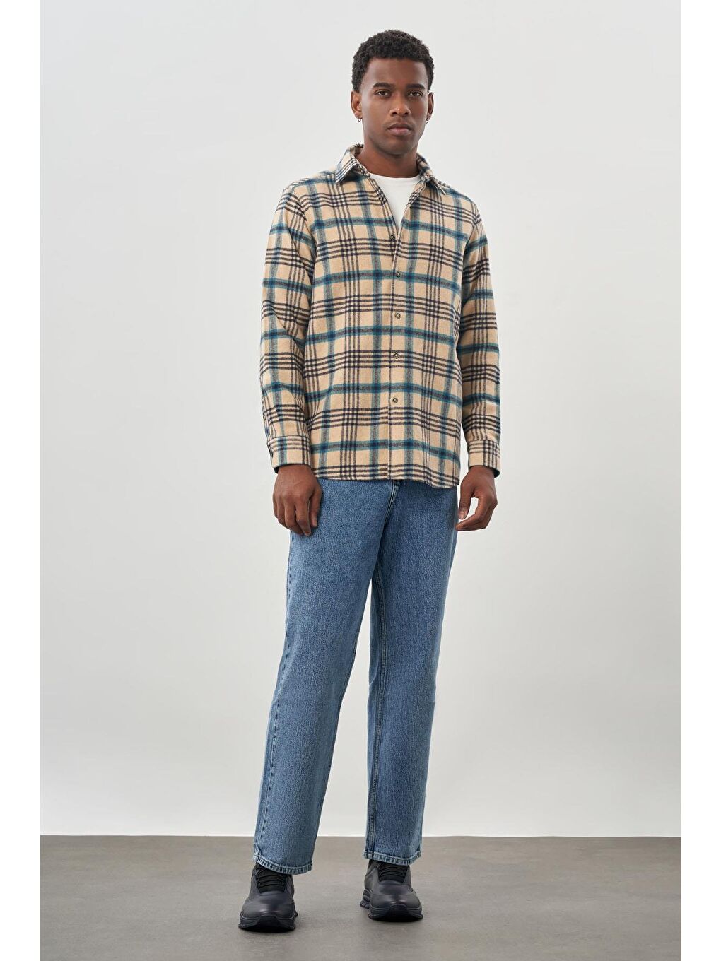 Koyu Bej Yünlü Ekose Desen Yumuşak Yaka Cepsiz Uzun Kol Casual Comfort Fit Gömlek 1004245227-1