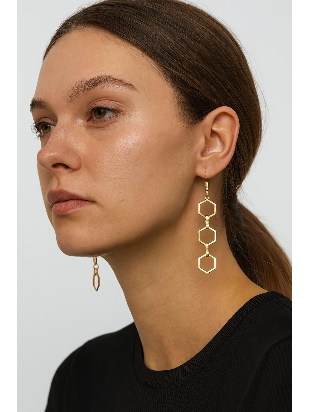 Sarı Geometrik Figürlü Sallantılı Minimal Küpe