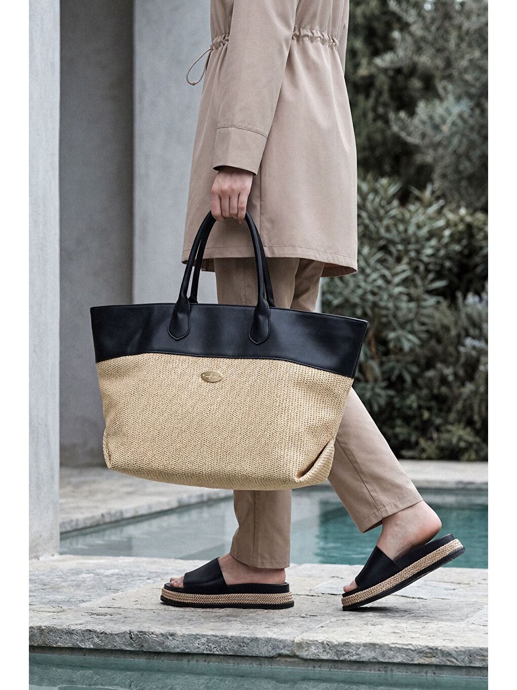 Siyah Deri Detaylı Bej Renk Hasır Örme Plaj Kol Çantası 1305-1