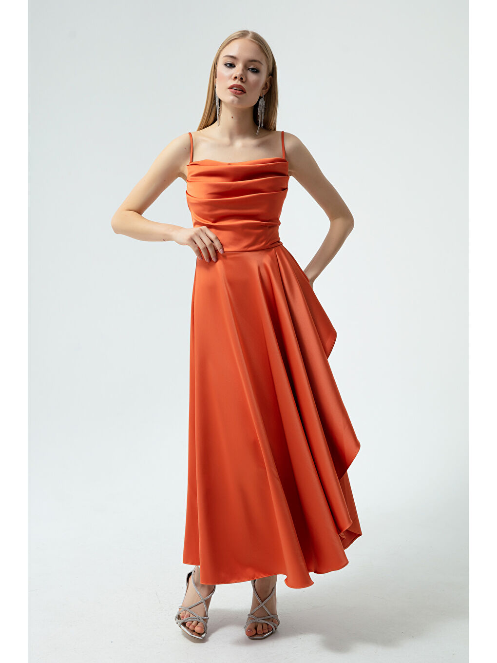 Kadın Turuncu Volanlı Yırtmaçlı Saten Midi Boy Abiye & Mezuniyet Elbisesi-1