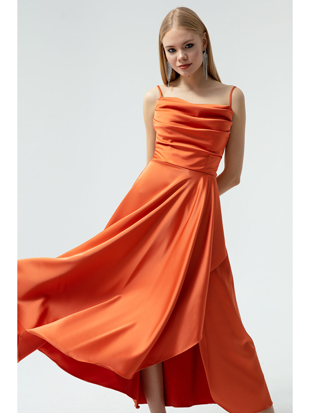 Kadın Turuncu Volanlı Yırtmaçlı Saten Midi Boy Abiye & Mezuniyet Elbisesi-2