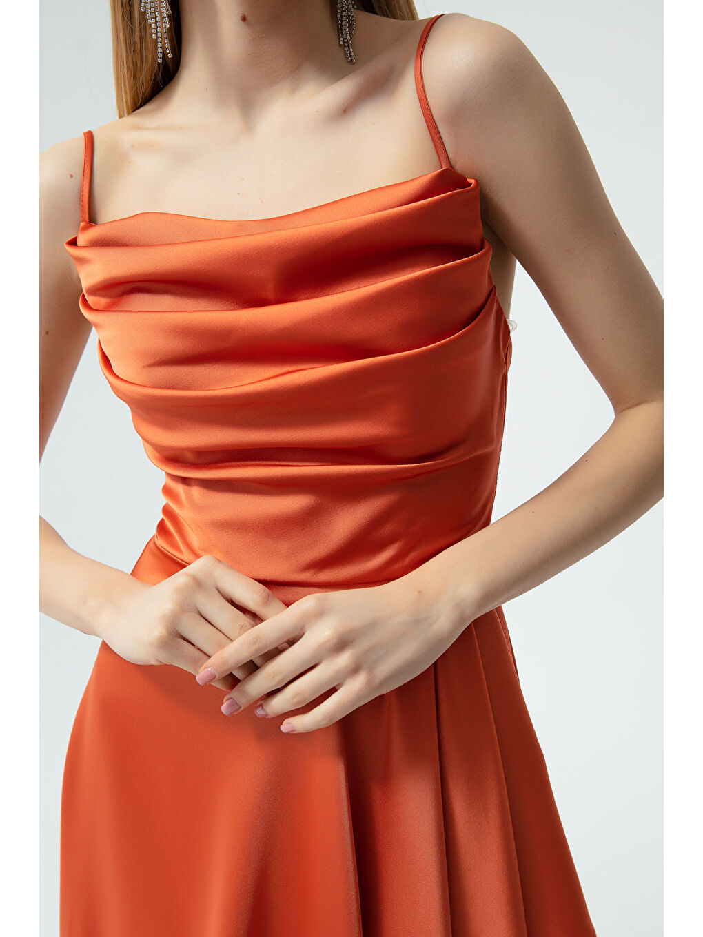 Kadın Turuncu Volanlı Yırtmaçlı Saten Midi Boy Abiye & Mezuniyet Elbisesi-3