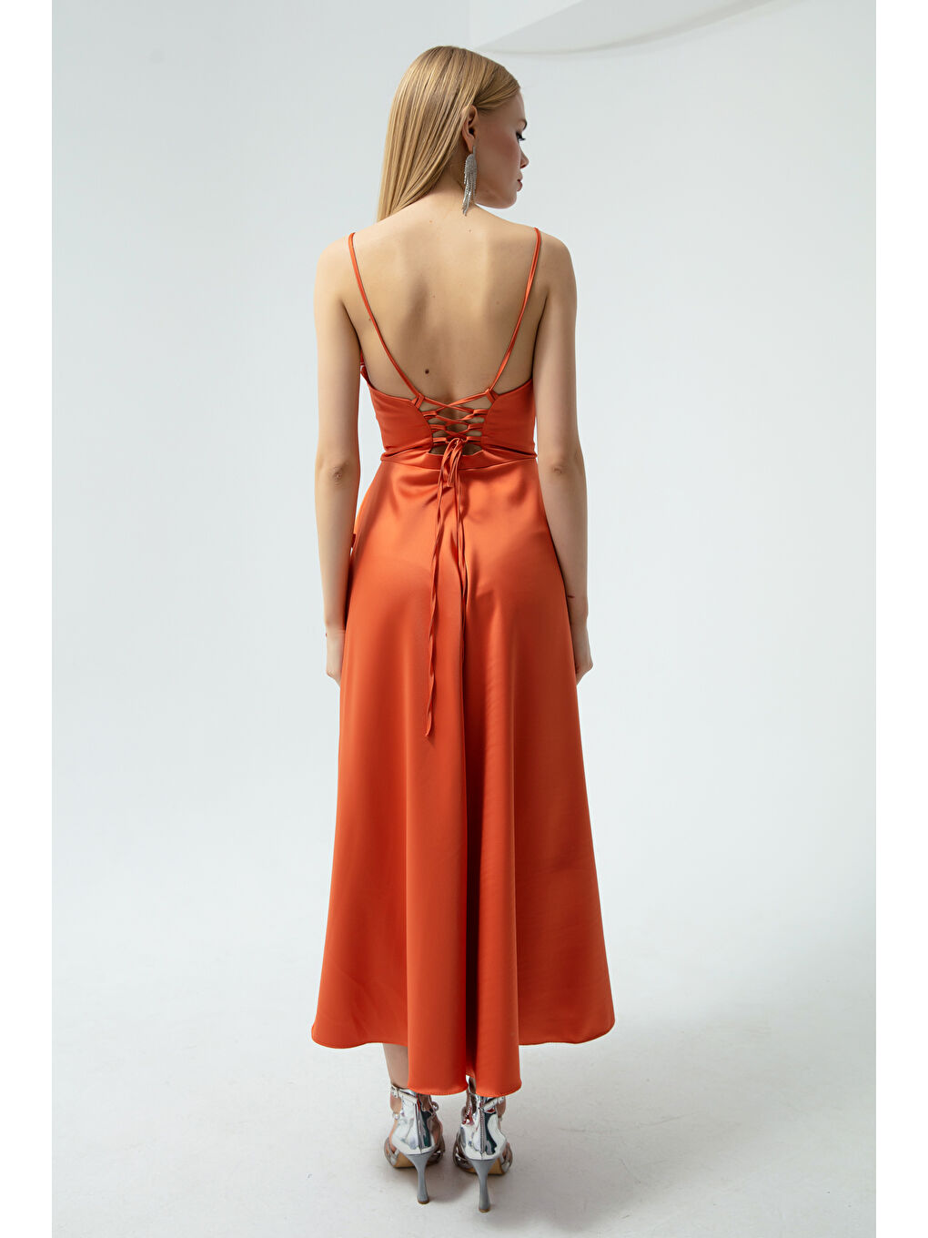 Kadın Turuncu Volanlı Yırtmaçlı Saten Midi Boy Abiye & Mezuniyet Elbisesi-4