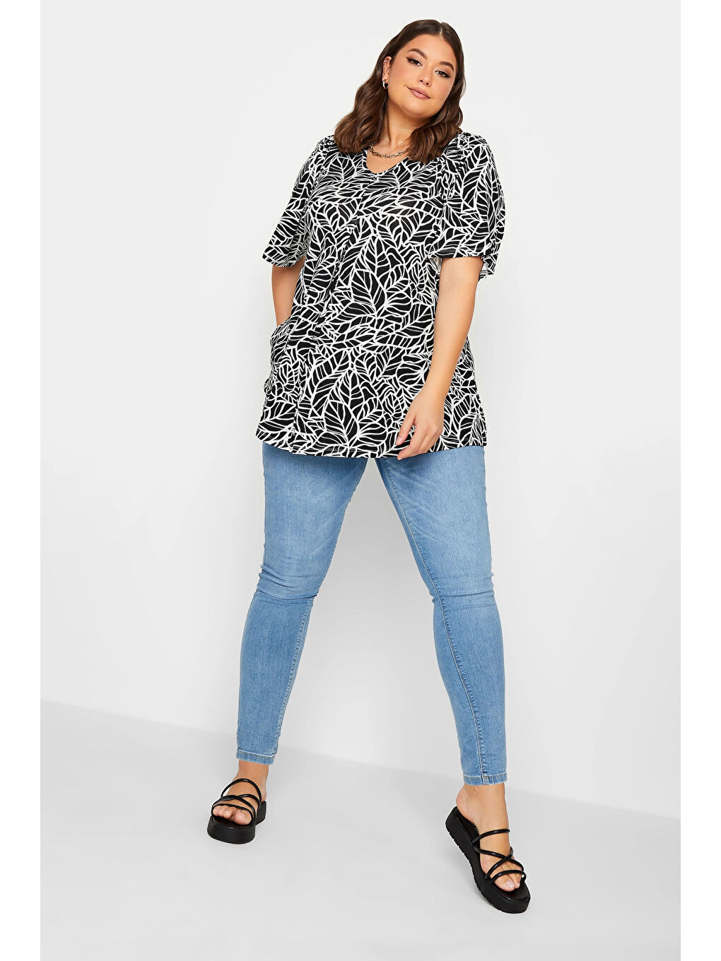 Siyah Büyük Beden V Yaka Desenli Asimetrik Kesim Elastanlı Bluz 320979-1