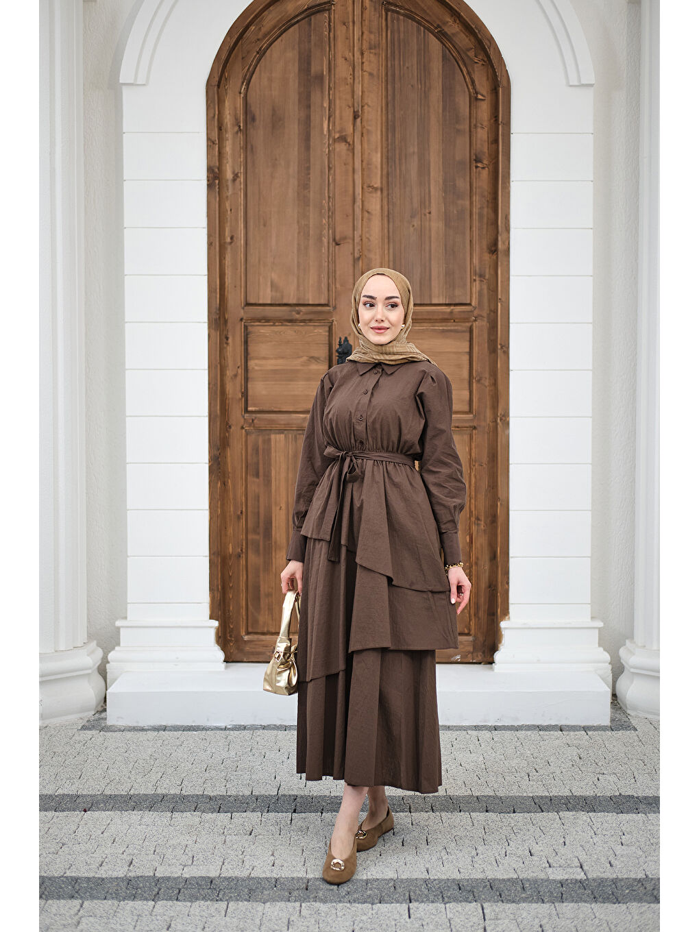 Kadın Eteği Volanlı Bel Bağlamalı Gömlek Yaka Yarım Düğmeli Elbise Kahverengi-1