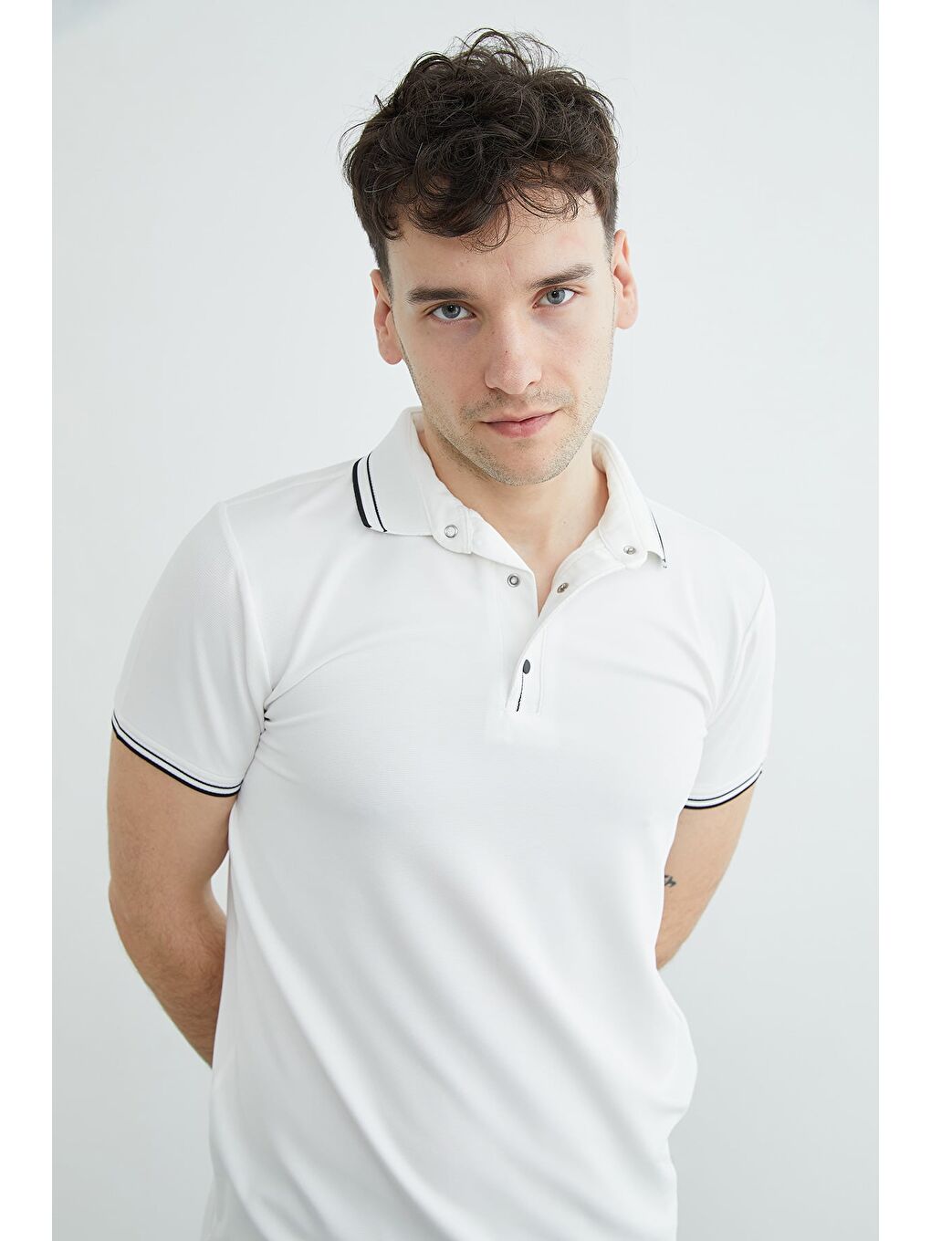 Beyaz Ribanalı Yarım Çıtçıtlı  Polo Yaka Tişört-3