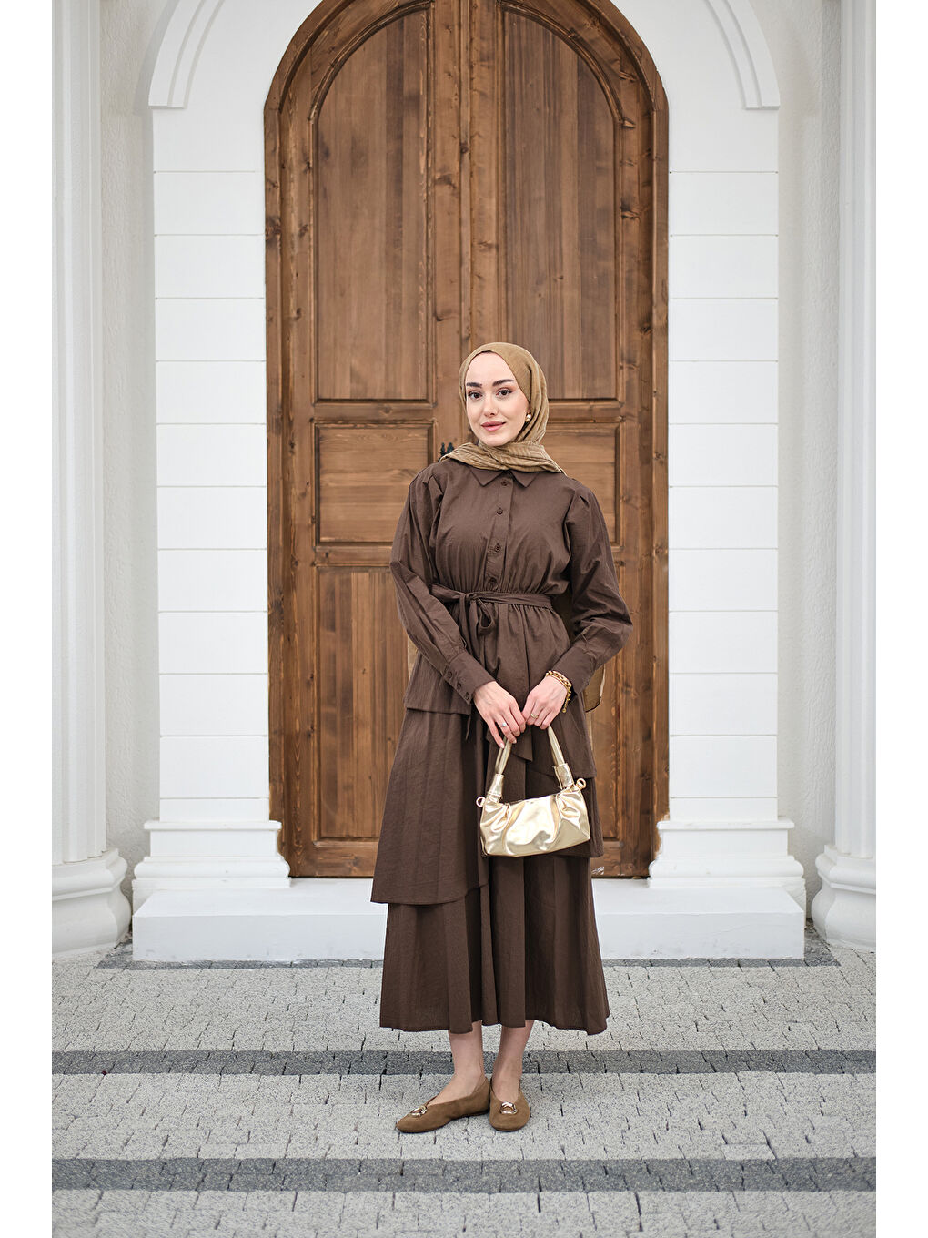 Kadın Eteği Volanlı Bel Bağlamalı Gömlek Yaka Yarım Düğmeli Elbise Kahverengi-2