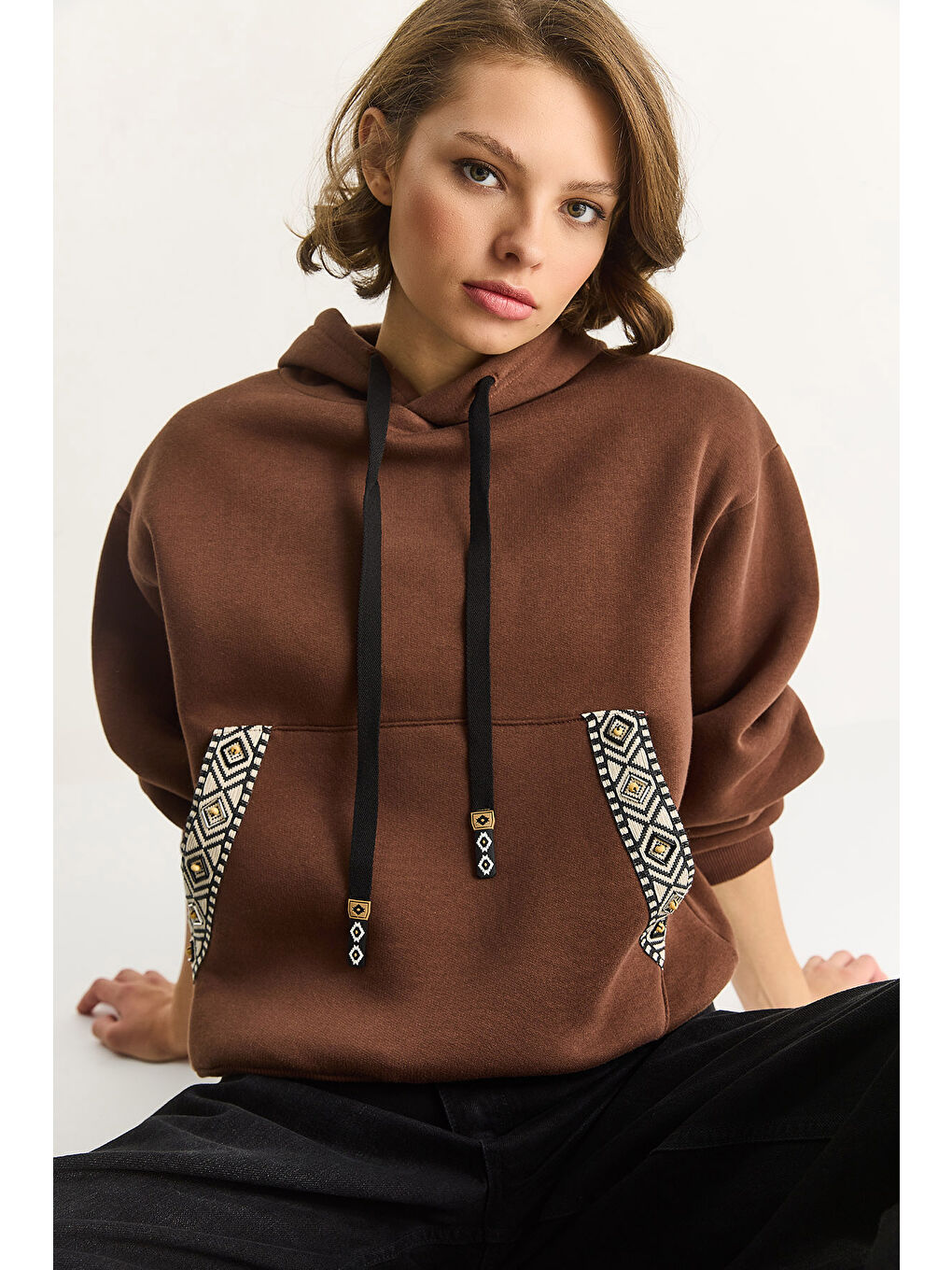 Kahverengi Kadın Kapüşonlu Etnik Şerit Detaylı Kanguru Cepli Şardonlu Sweatshirt
