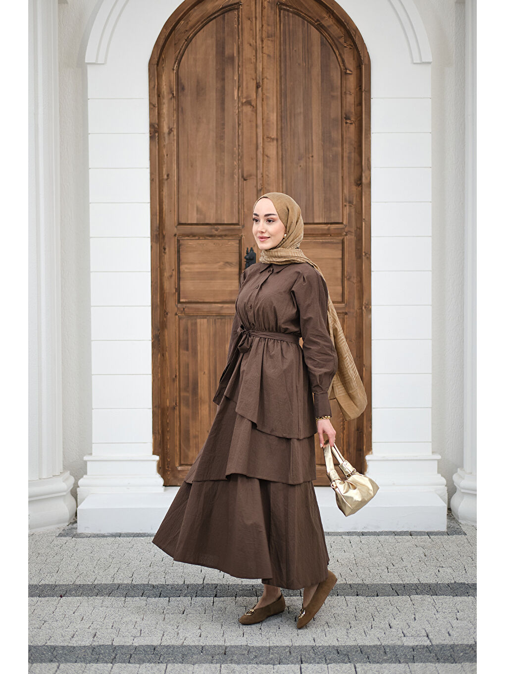 Kadın Eteği Volanlı Bel Bağlamalı Gömlek Yaka Yarım Düğmeli Elbise Kahverengi-3