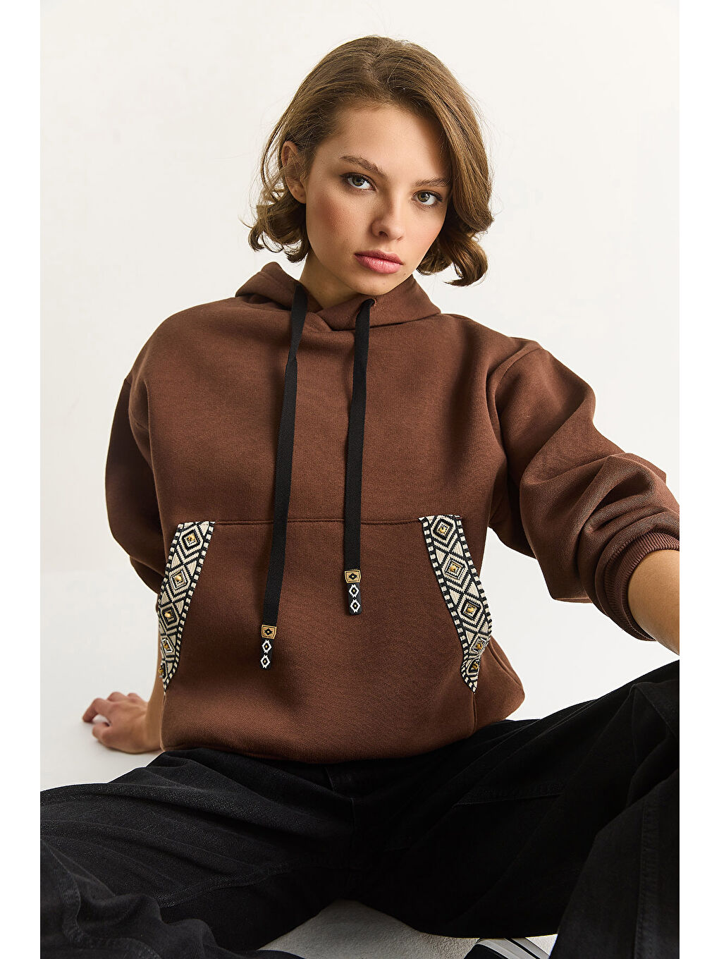 Kahverengi Kadın Kapüşonlu Etnik Şerit Detaylı Kanguru Cepli Şardonlu Sweatshirt-1