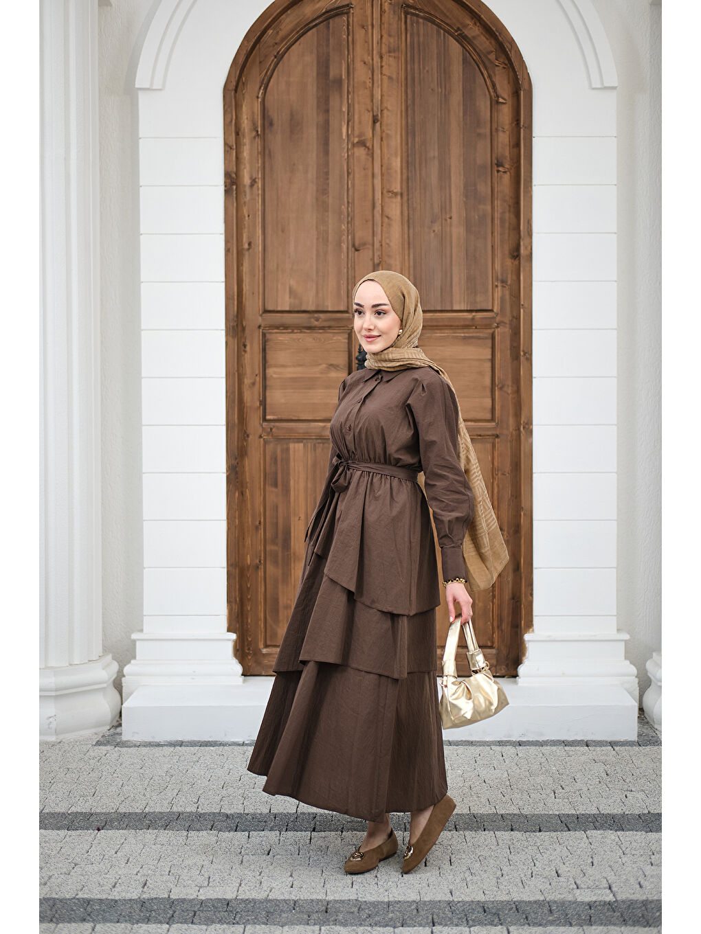 Kadın Eteği Volanlı Bel Bağlamalı Gömlek Yaka Yarım Düğmeli Elbise Kahverengi-4