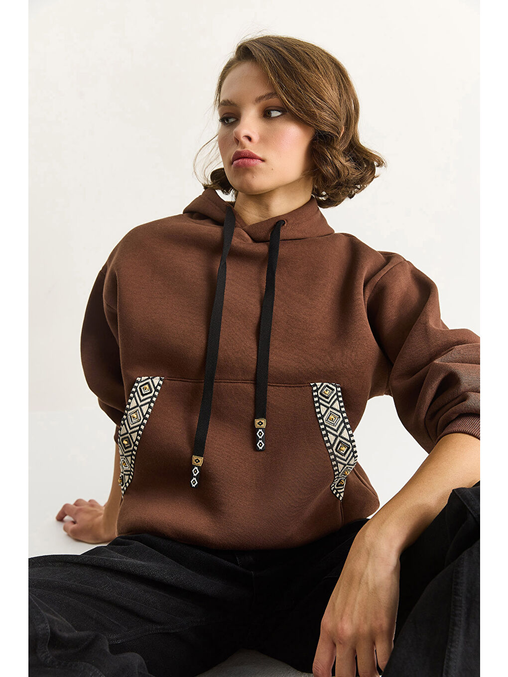 Kahverengi Kadın Kapüşonlu Etnik Şerit Detaylı Kanguru Cepli Şardonlu Sweatshirt-2