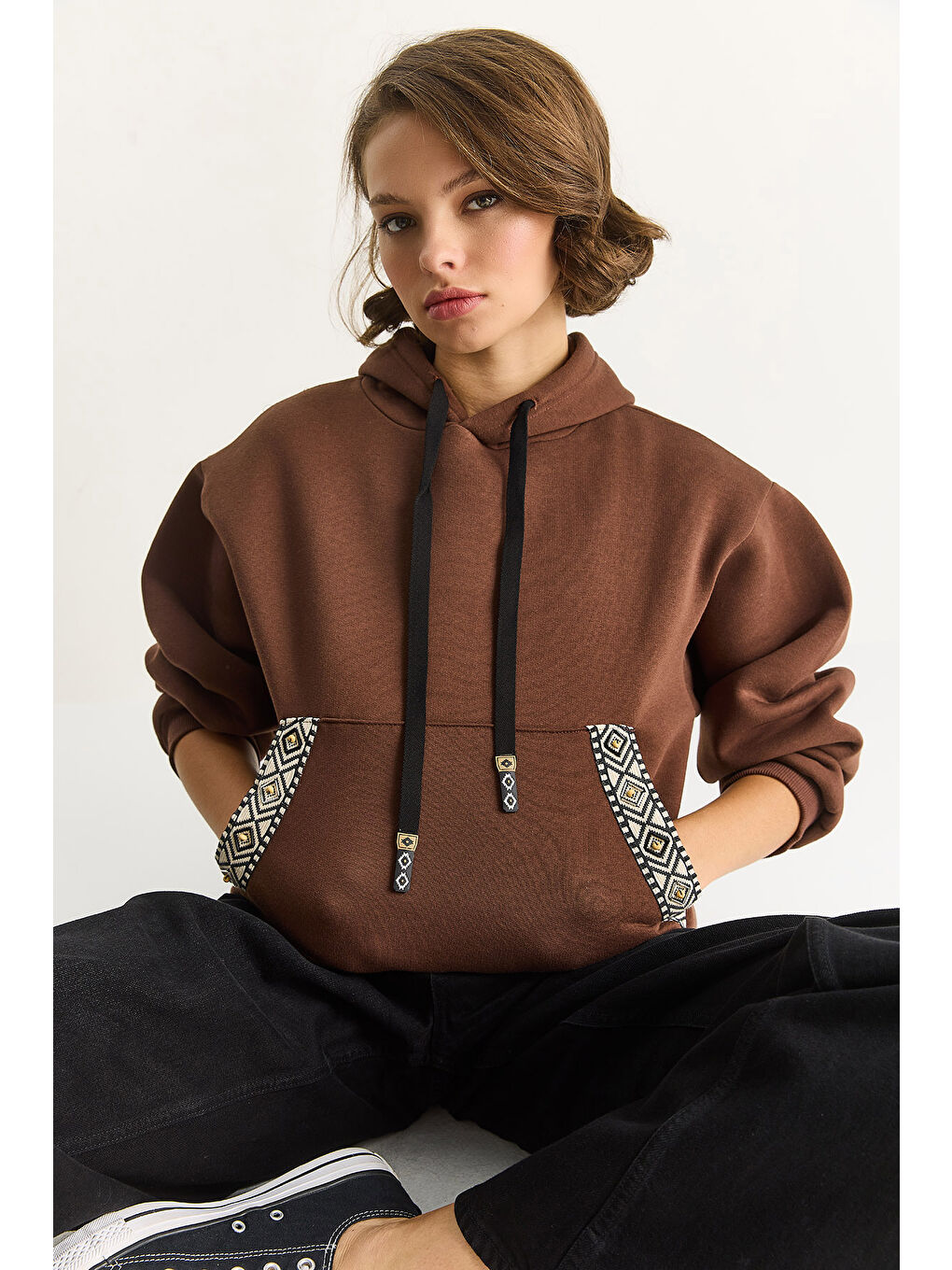 Kahverengi Kadın Kapüşonlu Etnik Şerit Detaylı Kanguru Cepli Şardonlu Sweatshirt-3