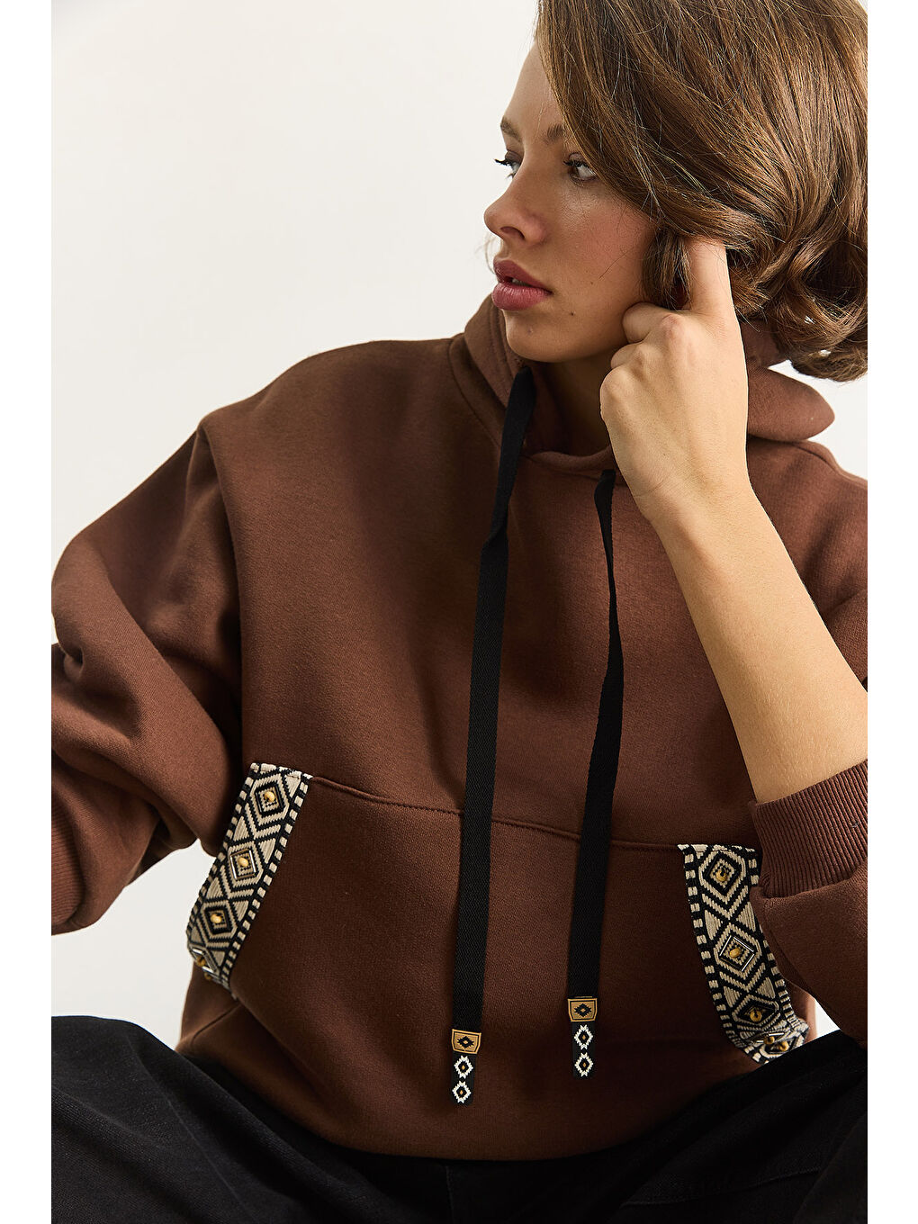 Kahverengi Kadın Kapüşonlu Etnik Şerit Detaylı Kanguru Cepli Şardonlu Sweatshirt-4