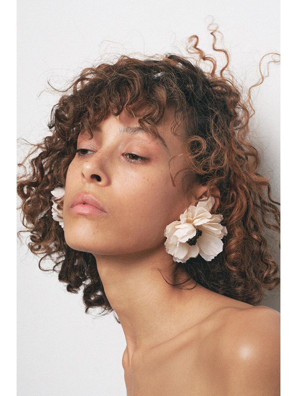 Beyaz Büyük Çiçek Küpe