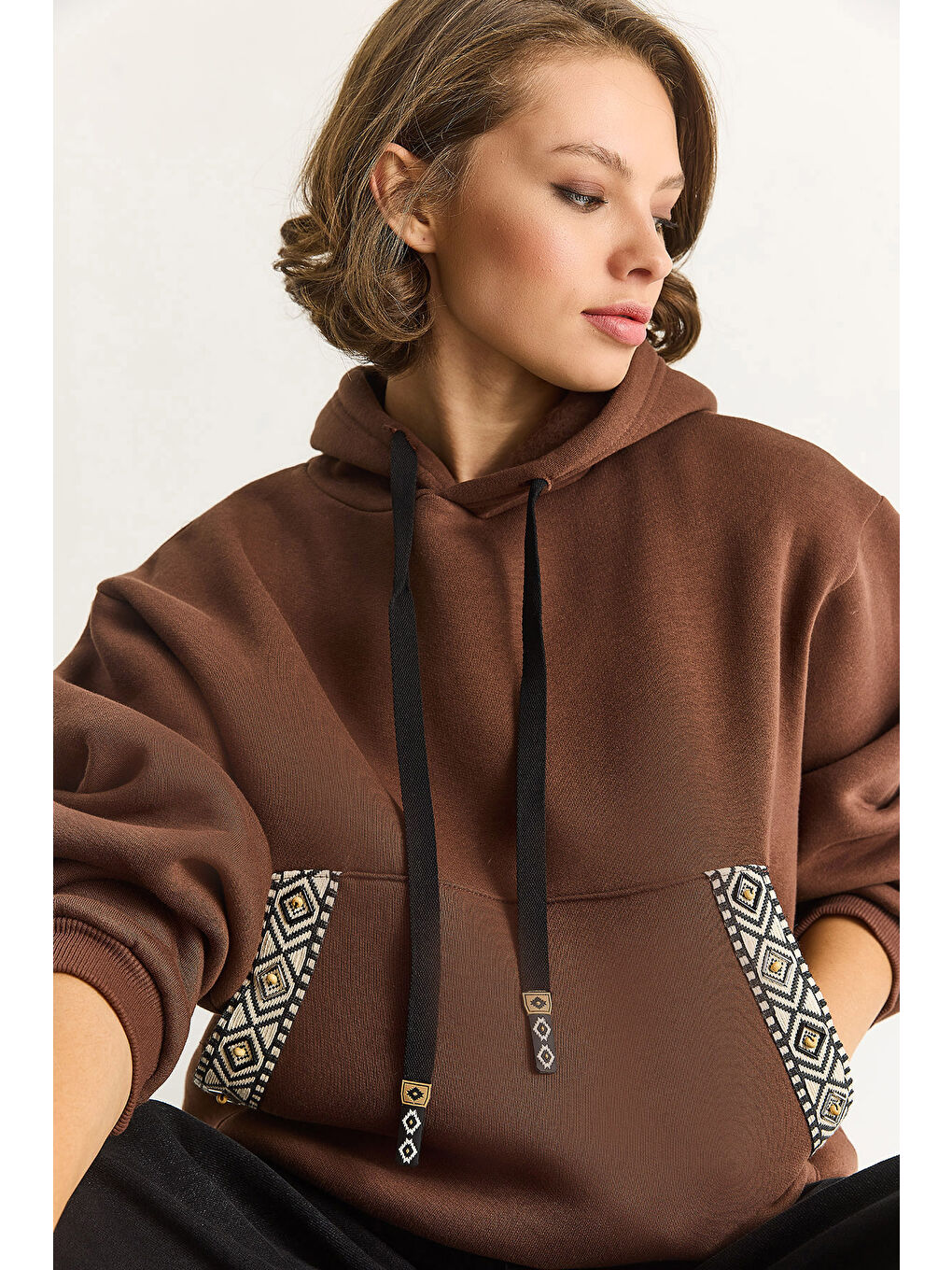 Kahverengi Kadın Kapüşonlu Etnik Şerit Detaylı Kanguru Cepli Şardonlu Sweatshirt-5