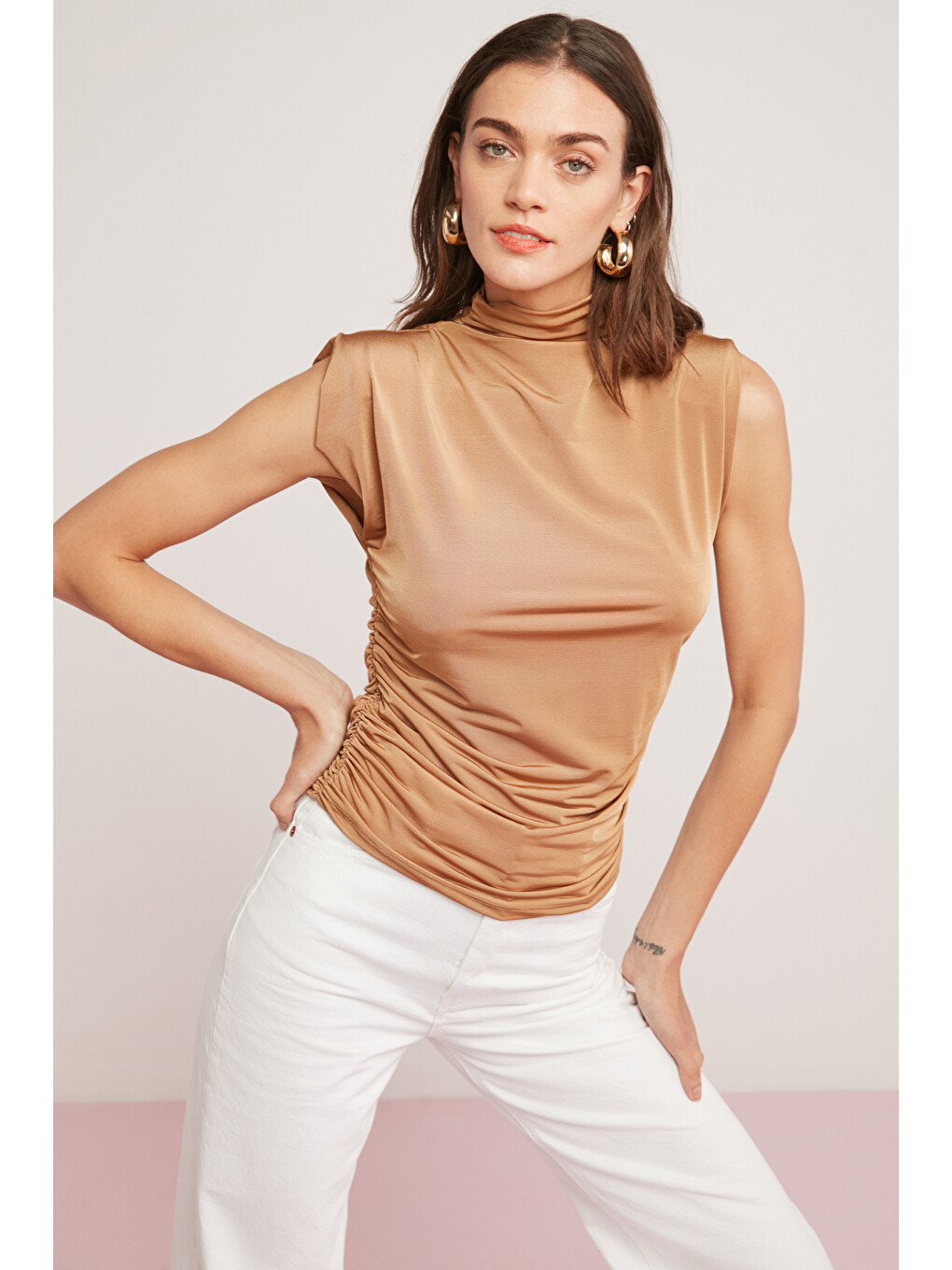 Margot Kadın Hafif Dökümlü Drape Detaylı Dik Yaka Sıfır Kol Bej Bluz-1