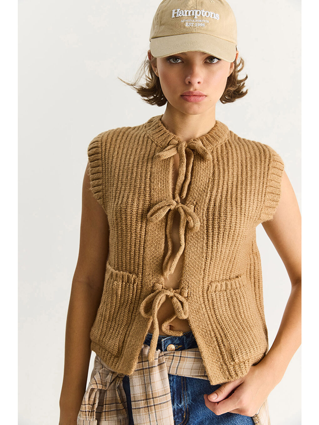 Kahverengi Kadın Önden Bağlamalı Cep Detaylı Triko Yelek-1