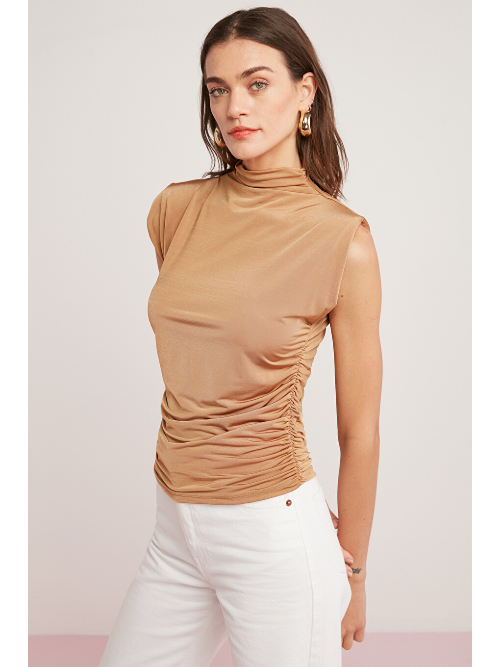 Margot Kadın Hafif Dökümlü Drape Detaylı Dik Yaka Sıfır Kol Bej Bluz-3