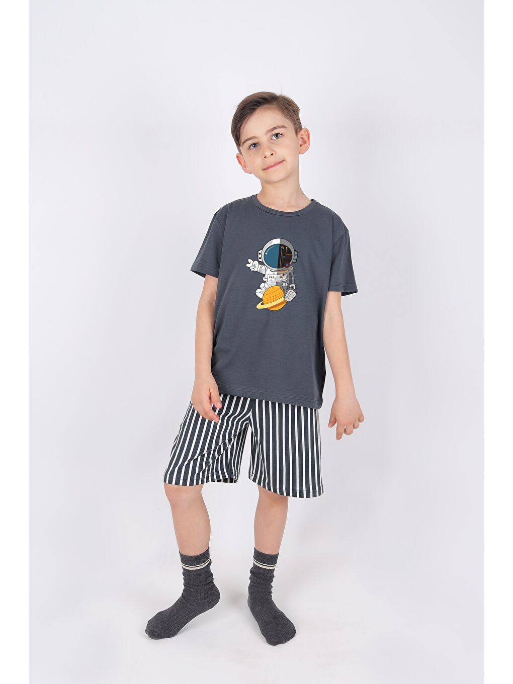 Gri Erkek Çocuk Pamuklu Kısa Kollu Üst Astronot Baskılı Alt Çizgili Şortlu Takım-1