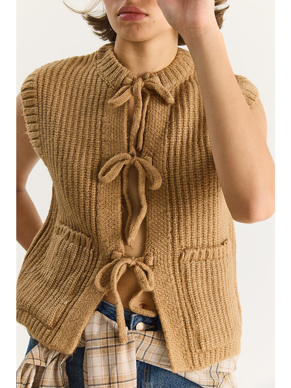 Kahverengi Kadın Önden Bağlamalı Cep Detaylı Triko Yelek-4