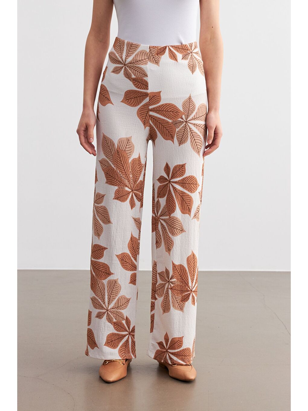 Kahverengi Kadın Camel Beyaz Çiçek Desenli Boru Paça Pantolon