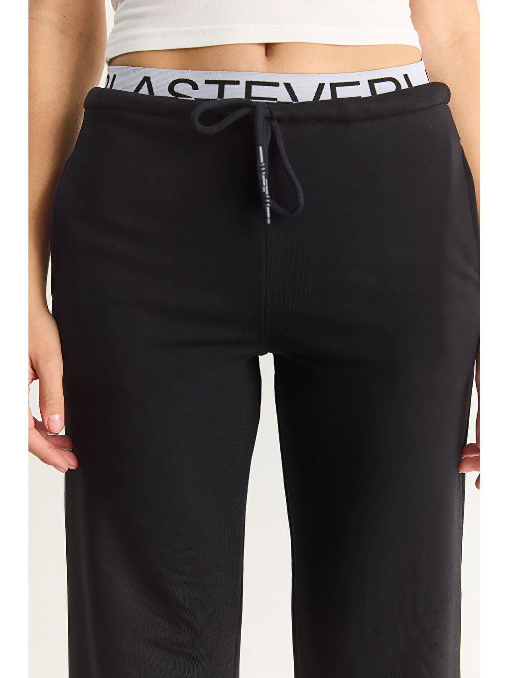 Siyah Kadın Beli Lastik Detaylı Bol Paça Eşofman Altı-4