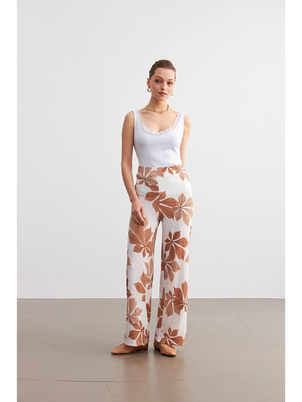 Kahverengi Kadın Camel Beyaz Çiçek Desenli Boru Paça Pantolon-1
