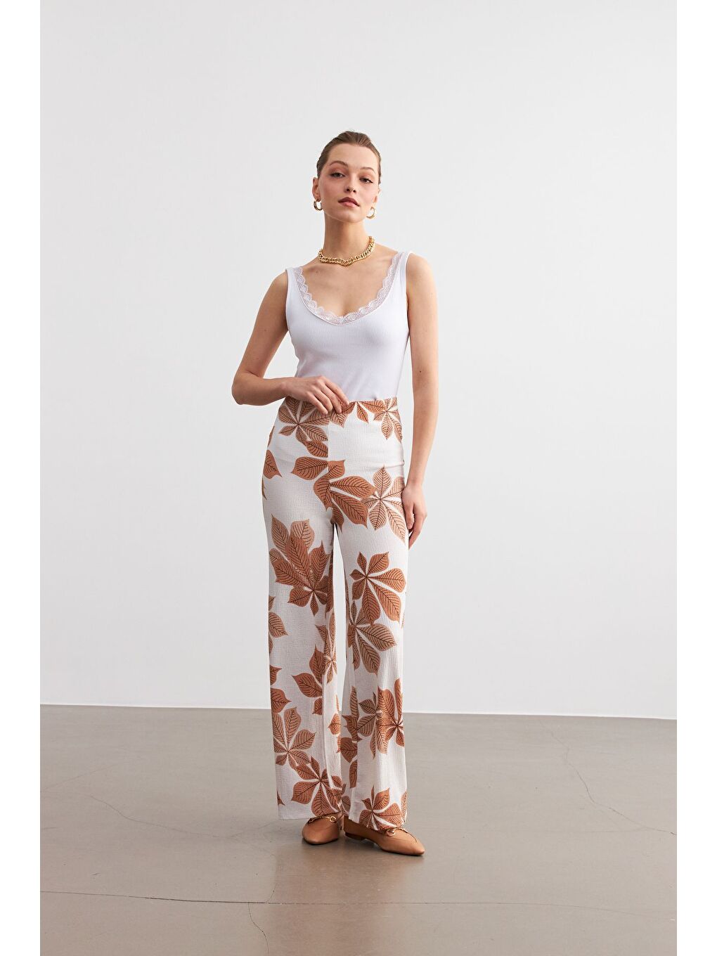 Kahverengi Kadın Camel Beyaz Çiçek Desenli Boru Paça Pantolon-2