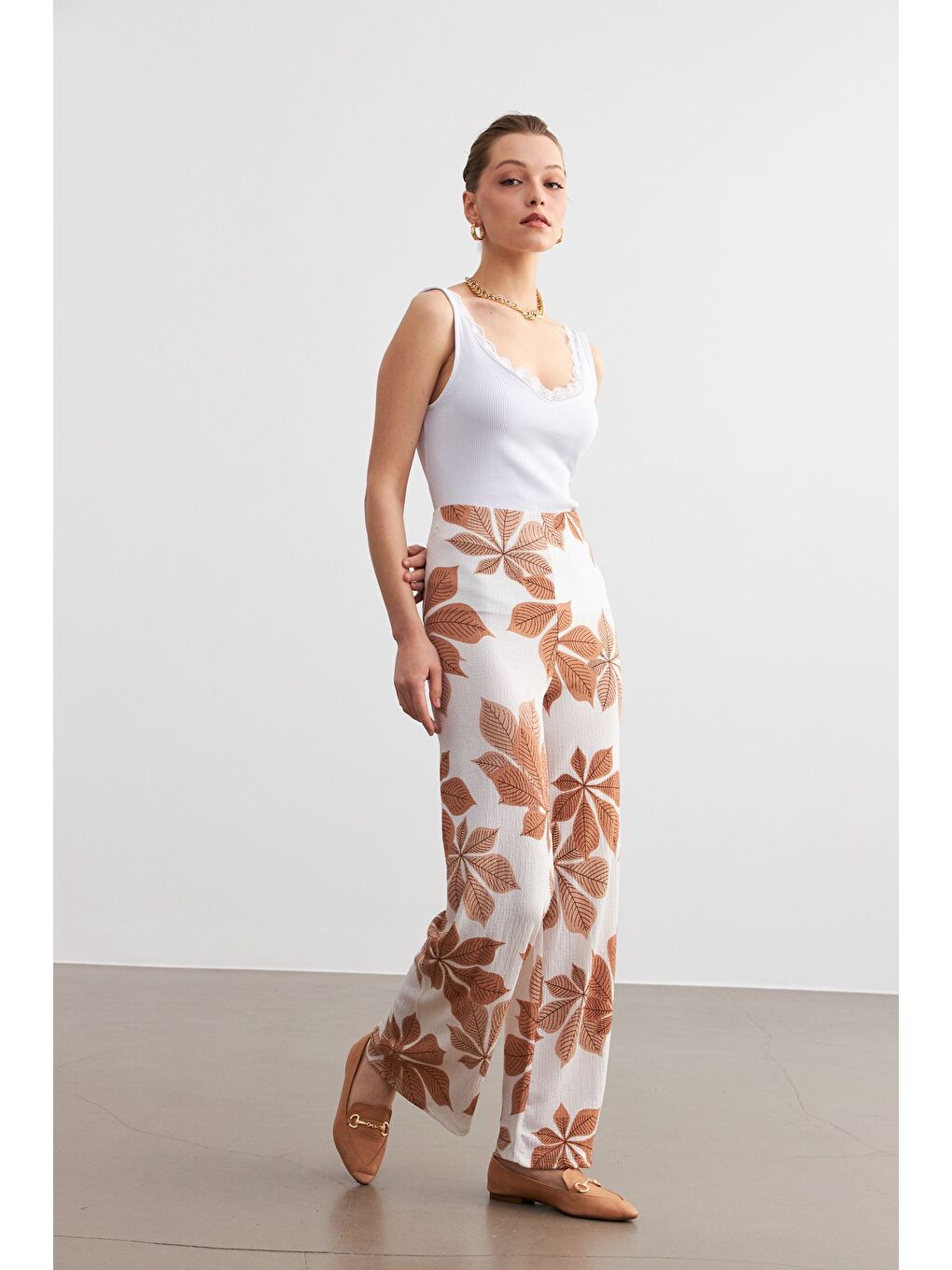 Kahverengi Kadın Camel Beyaz Çiçek Desenli Boru Paça Pantolon-3