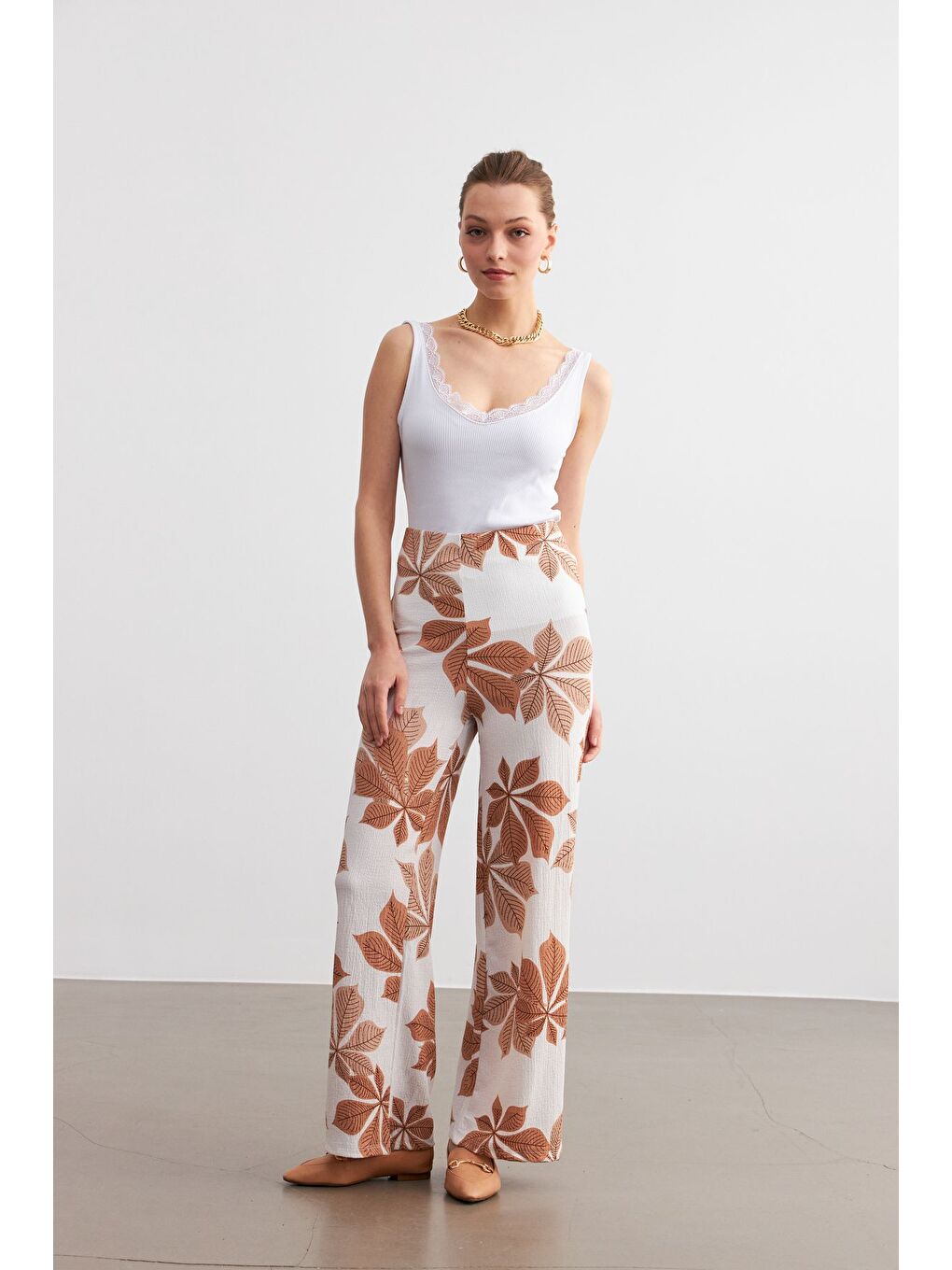 Kahverengi Kadın Camel Beyaz Çiçek Desenli Boru Paça Pantolon-4