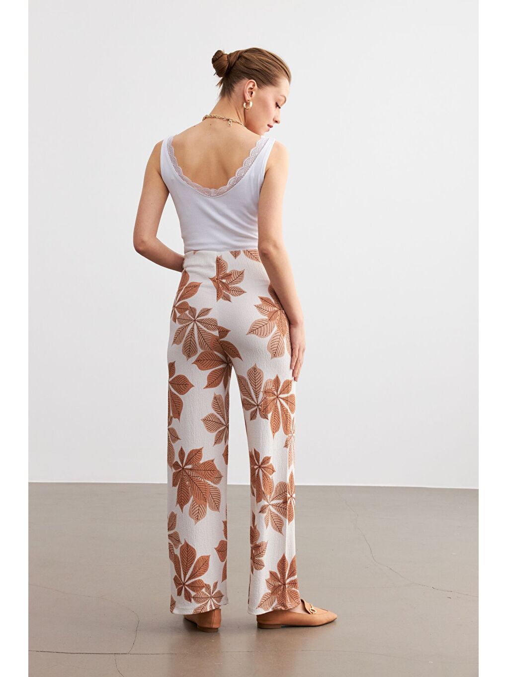 Kahverengi Kadın Camel Beyaz Çiçek Desenli Boru Paça Pantolon-5
