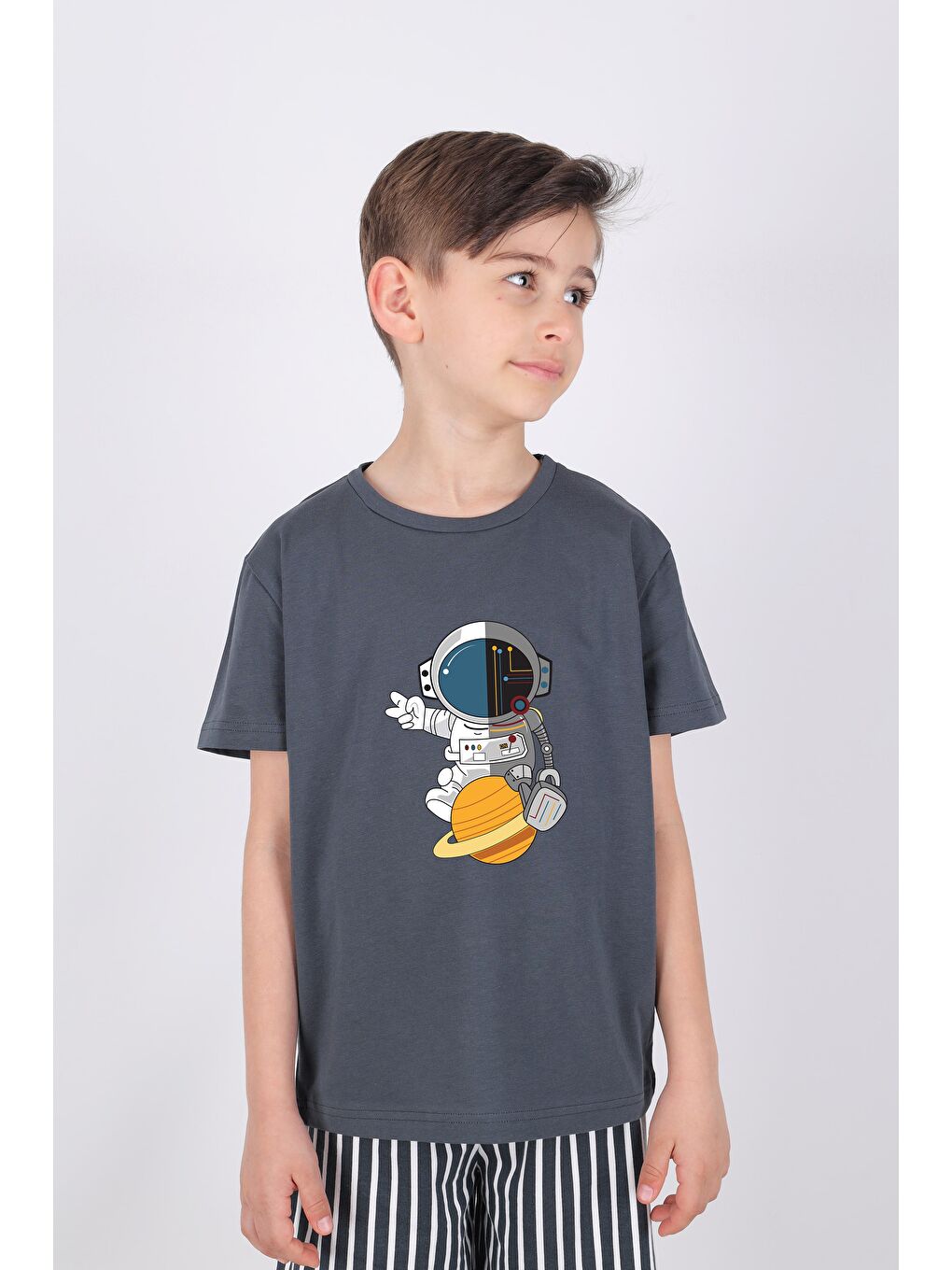 Gri Erkek Çocuk Pamuklu Kısa Kollu Üst Astronot Baskılı Alt Çizgili Şortlu Takım-2