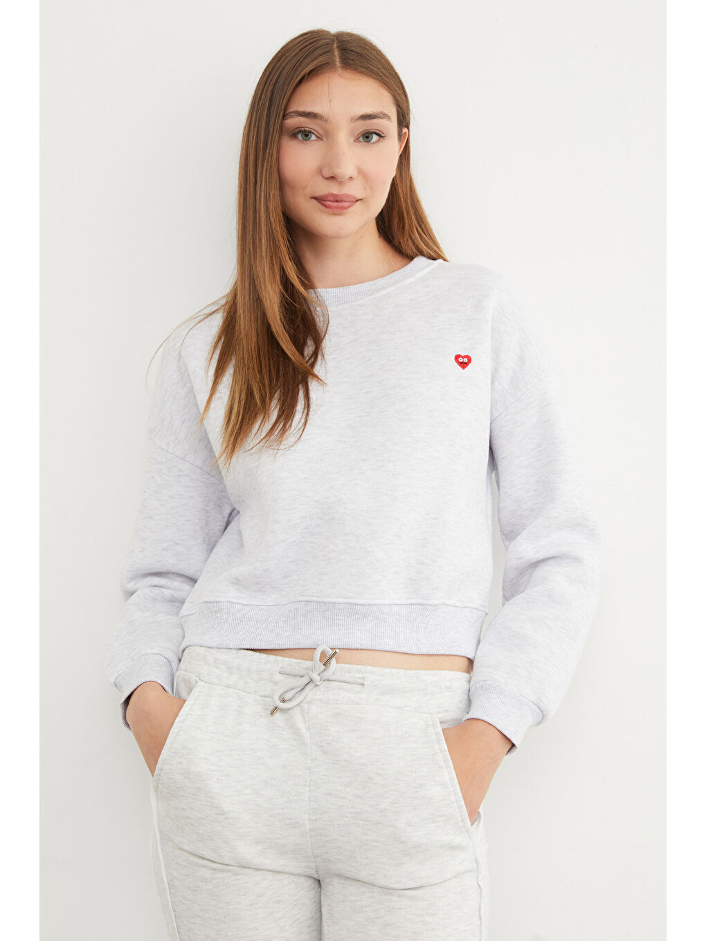Gri 3 İplik Kalp Nakışlı Bisiklet Yaka Sweatshirt-1