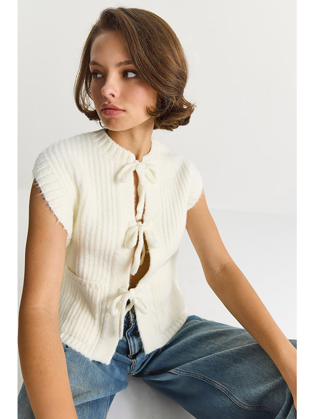 Beyaz Kadın Önden Bağlamalı Cep Detaylı Triko Yelek-1