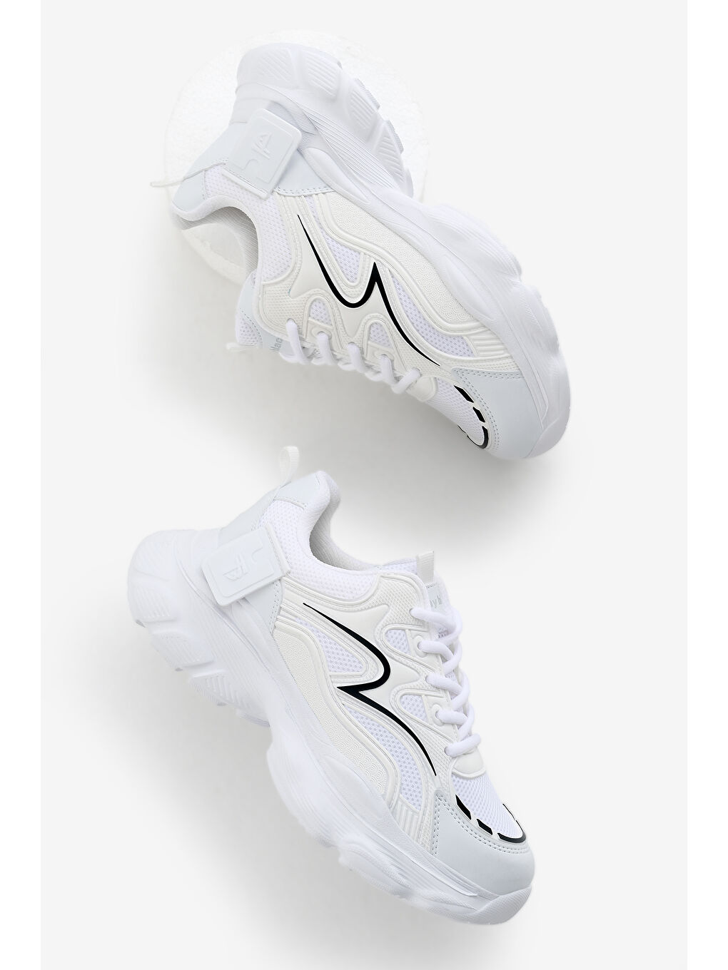 Kadın Beyaz Siyah Yüksek EVA Faylon Taban Nefes Alabilen Kumaş Desenli Bağcıklı Spor Ayakkabı