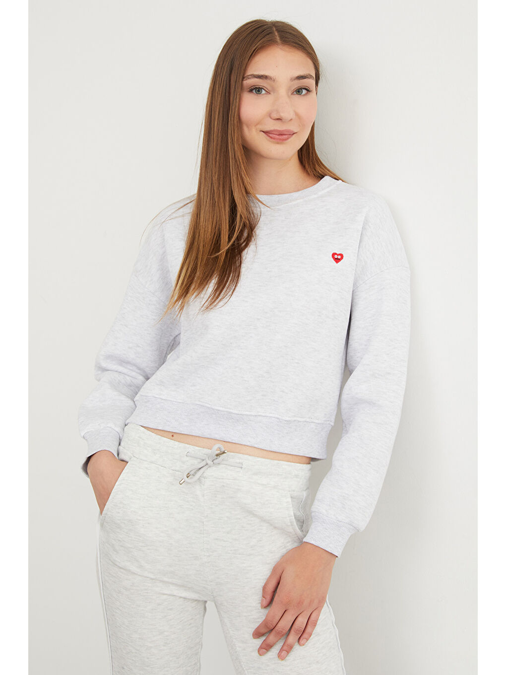 Gri 3 İplik Kalp Nakışlı Bisiklet Yaka Sweatshirt-2